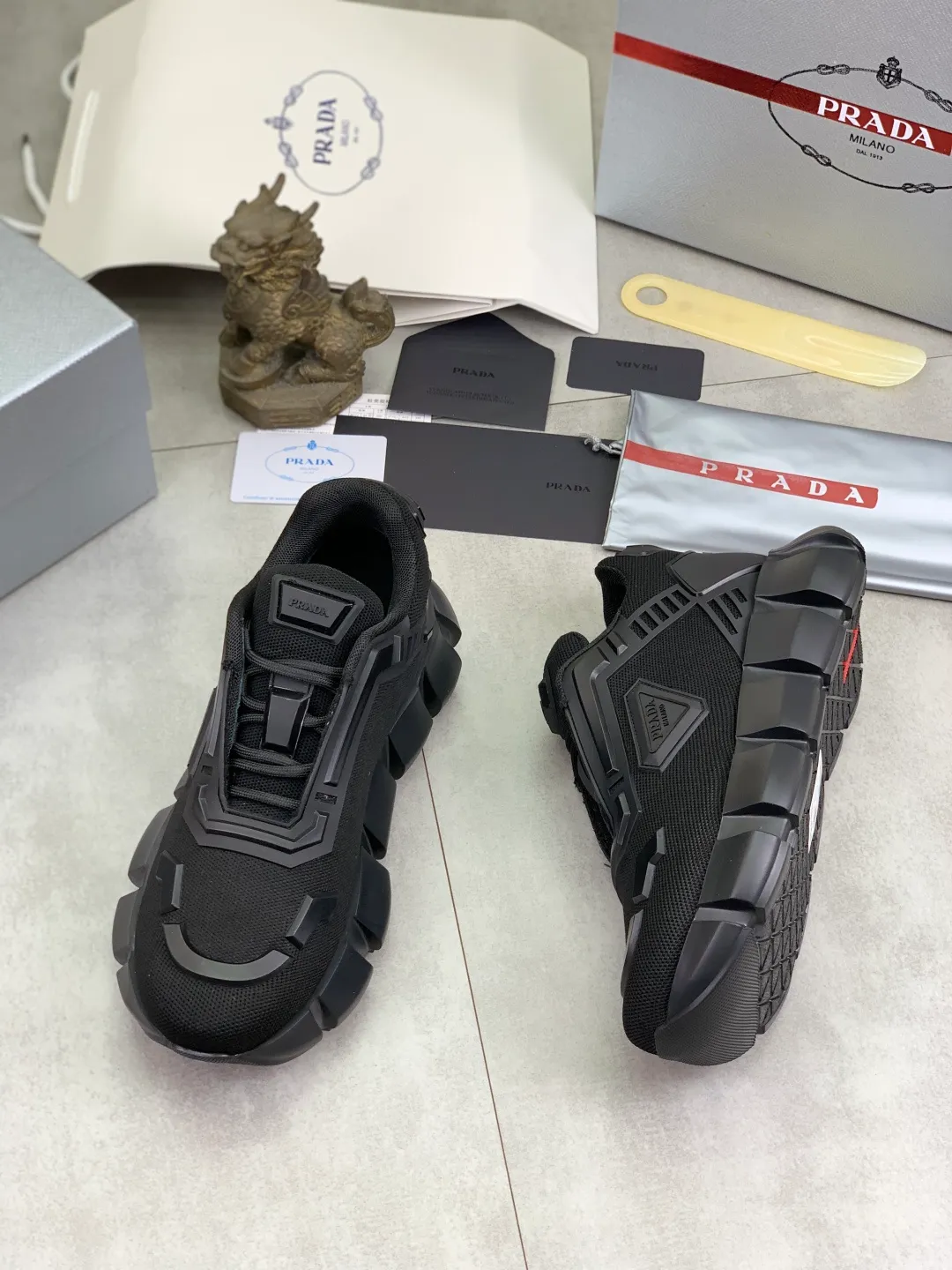 Men's shoes 💰P580💰 [New style] High version official website popular models are on the market, 🆘 Trendy brand (Prada) mainly promotes popular models, avant-garde and versatile fashion men's shoes private version mold opening, cowhide surface splicing 1:1.. Fashionable and simple, original imported cowhide lining cowhide feet; the atmosphere and personality are more fashionable, eye-catching and pursuing class. It will subvert the old idea and be a must-have for fashion trendsetters with you! Must keep it for yourself! Tall and comfortable, large and low, high-end quality workmanship. Size: 38-45; 4️⃣ colors available.